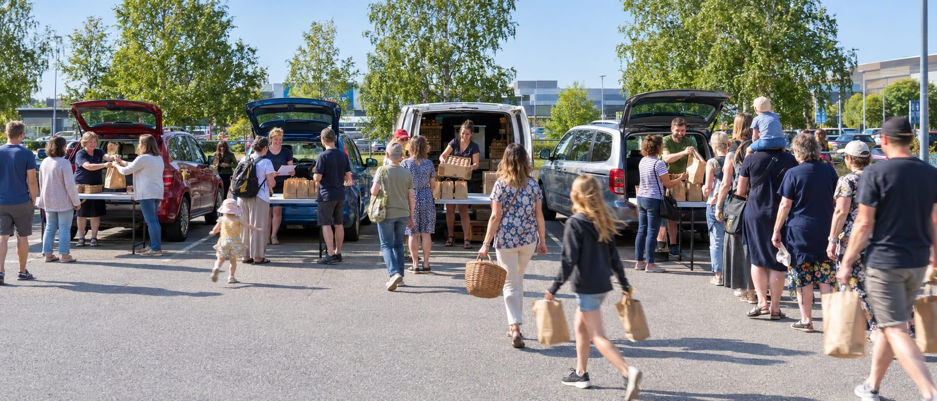 Ostajat jonottavat REKO-jaossa, jossa tuottaja ojentaa paperikassin auton takaluukulta